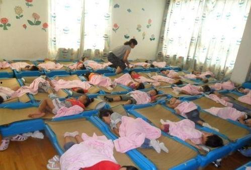 网友爆料幼师午睡视频,揭秘幼儿园午休真相